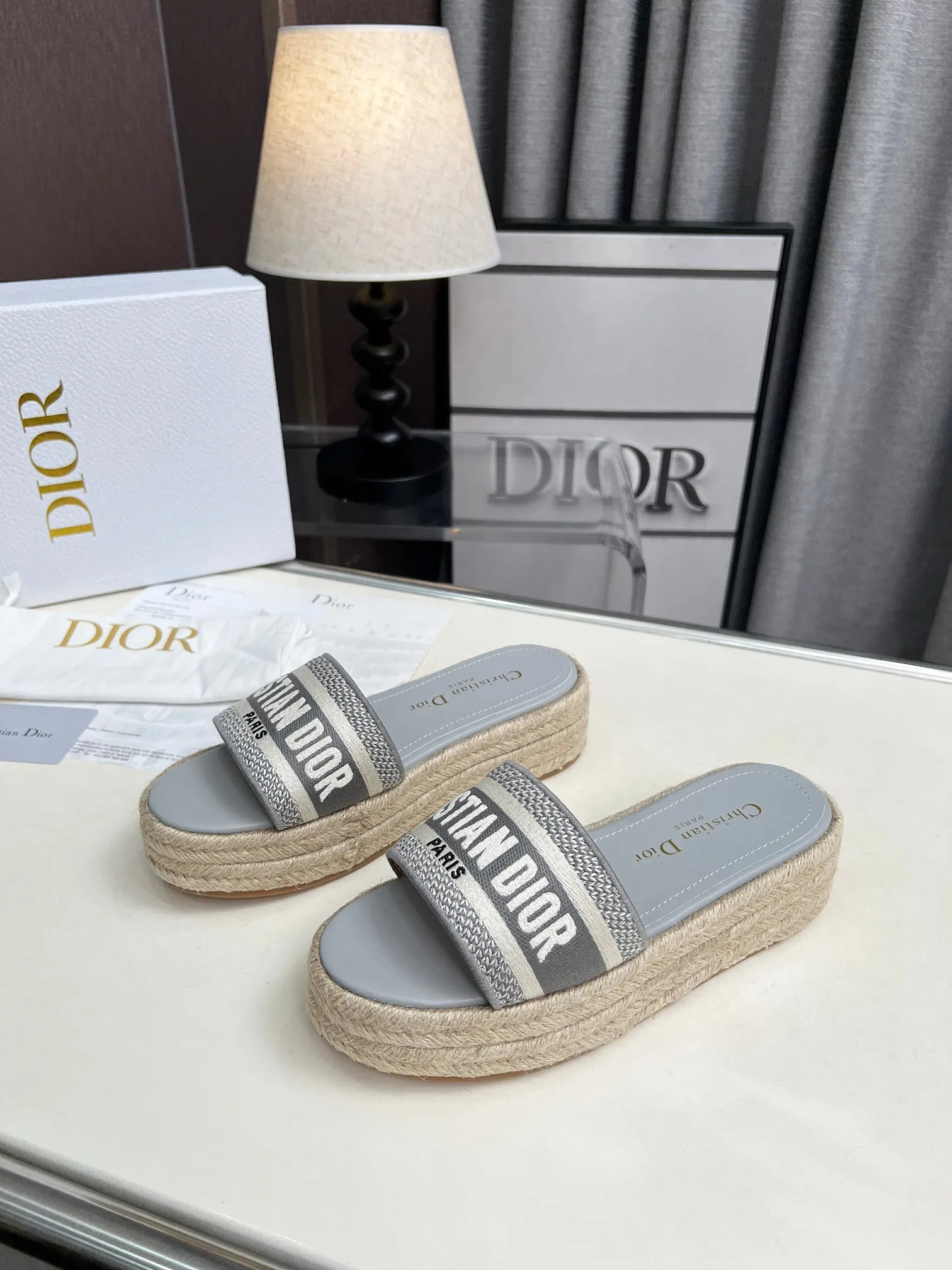 👟👟Ex-factory price 420👟👟 Dior's new spring and summer IVIETA DWAY jelly-colored flat-soled one-slip women's shoes with CD letter logo three-dimensional embroidery thick-soled round-toe open-toe slippers. The original version is developed to be the top version on the market. It feels soft and delicate on the feet and is extremely comfortable. Material: Upper imported raffia electric embroidery high-temperature water-soluble cotton technical fabric + water-dyed cowhide foot pad lining + original consistent combination outsole Outsole: original outsole Size: 35-42 (40.41.42 custom-made, non-refundable and non-exchangeable)
